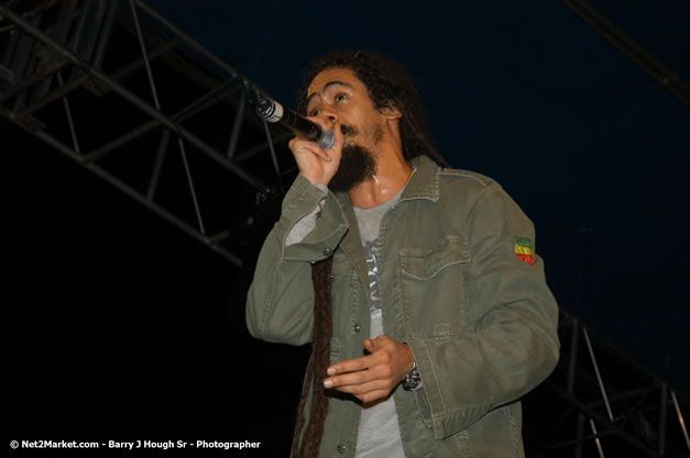 The Marley Brother's - Damian, Stephen, Julian, and Kimani - Smile Jamaica, Nine Miles, St Anns, Jamaica - Saturday, February 10, 2007 - The Smile Jamaica Concert, a symbolic homecoming in Bob Marley's birthplace of Nine Miles - Negril Travel Guide, Negril Jamaica WI - http://www.negriltravelguide.com - info@negriltravelguide.com...!